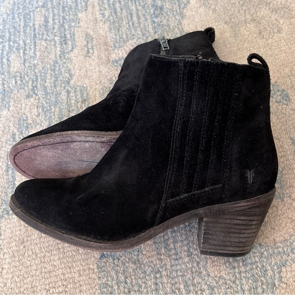FRYE BLACK SUEDE LEATHER  'ALTON' CHELSEA ANKLE BOOTIES SIZE 7.5B - Picture 3 of 10